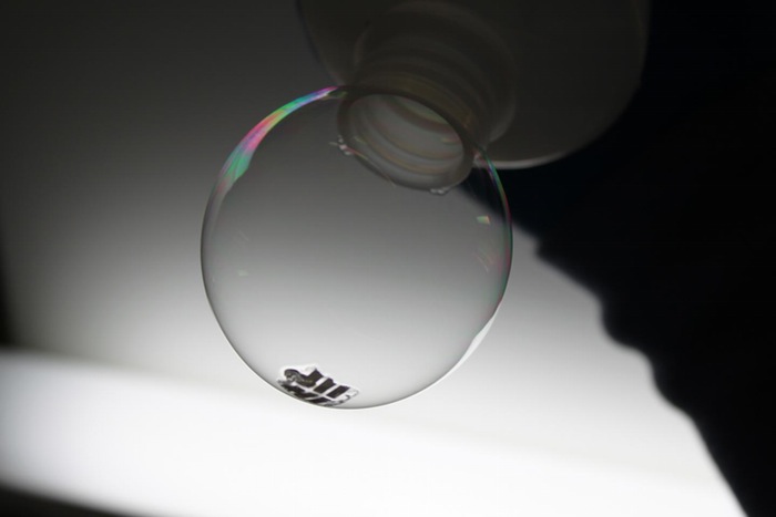 the-solar-cell-on-a-soap-bubble-Credit- Joel Jean and Anna Osherov, courtesy of MIT.jpeg